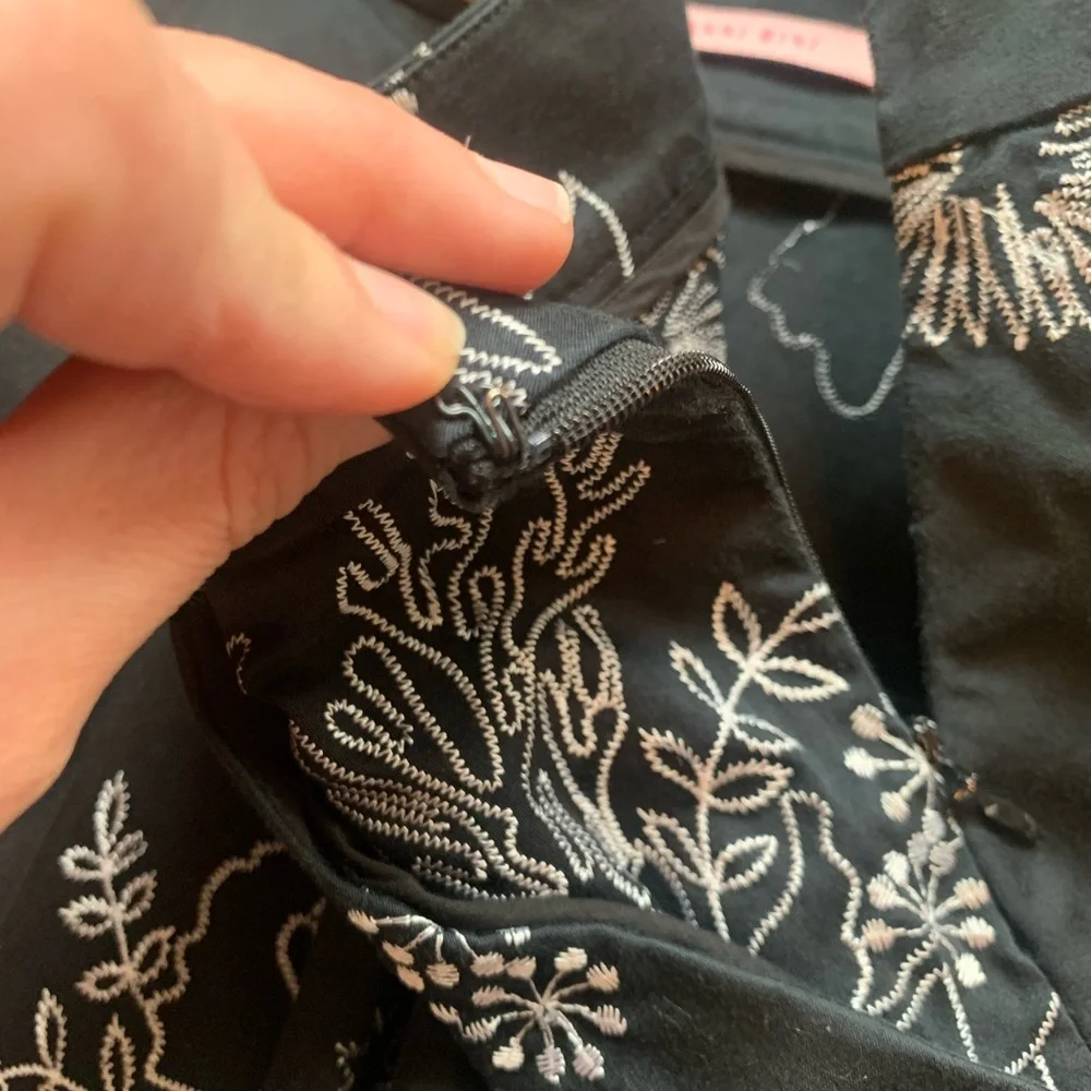 Gianni Bini black skirt with embroidery. Size 6.